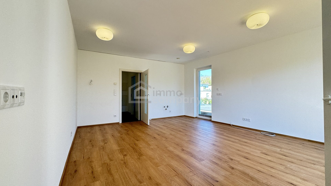 Wohnen in Seewalchen am Attersee– Helle 2-Zimmer-Wohnung mit Loggia und Blick ins Grüne. – Foto 4