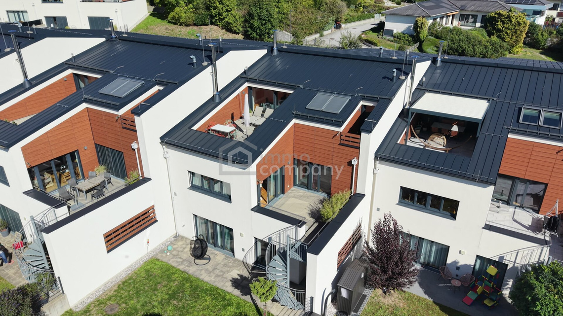 Wunderschöne Wohnung, 5 Zimmer, mit Blick über den glitzernden Attersee, in Seewalchen mit Garten und Sonnenterrasse. – Foto 3
