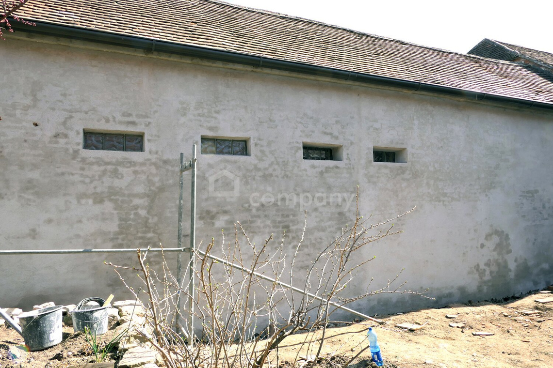 Zwei Wege, ein Zuhause -sanierungsbedürftiges Haus mit großem Garten – Foto 3
