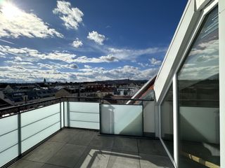 /// Lichtdurchflutete Dachwohnung mit Fernblick/// – 1170 Wien
