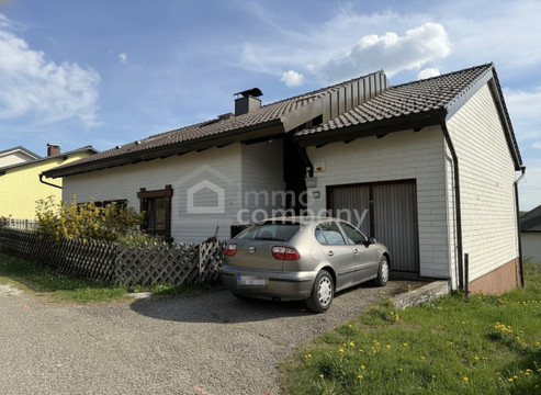 Einfamilienhaus mit großem Garten und begonnenen Modernisierungsmaßnahmen – 4190 Bad Leonfelden