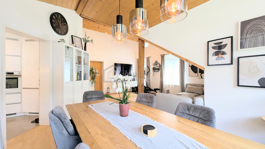 Hochwertig renovierte 4-Zimmer-Dachgeschosswohnung mit Bergblick in Vandans | 88m² Wfl. | 1 Garagenstellplatz & 1 Außenstellplatz | ruhige Sackgassenlage – 6773 Vandans