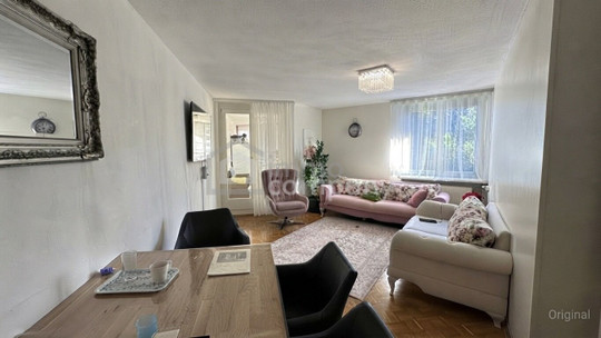 Götzis - Helle Eigentumswohnung im obersten von drei Stockwerken, 3 Zimmer, Loggia mit Glasfront zum Öffnen oder Schließen, 77 m2 + 9 m2 Loggia, Gesamt 86 m2, inkl. 1 TG und 1 Kellerabteil. – 6840 Götzis