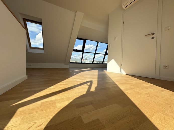 /// Lichtdurchflutete Dachwohnung mit Fernblick/// – Foto 4