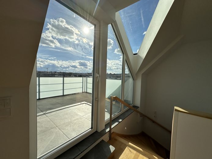 /// Lichtdurchflutete Dachwohnung mit Fernblick/// – Foto 2