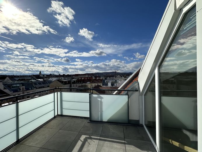 /// Lichtdurchflutete Dachwohnung mit Fernblick/// – Foto 1