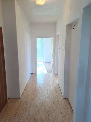 Familienfreundliche Wohnung mit Freiflächen und Garage – Foto 3