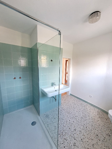 Familienfreundliche Wohnung mit Freiflächen und Garage – Foto 6